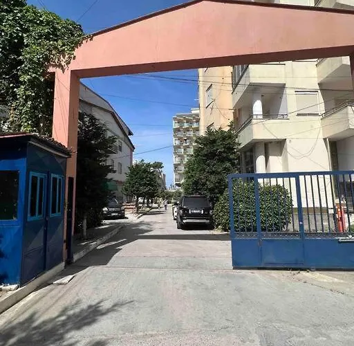 Sunny Retreat On The アパート